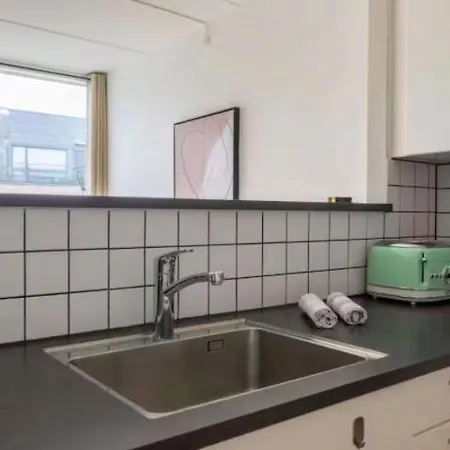 Amazing Two Bedroom In Urban Area Lägenhet